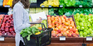 mulher fazendo compras em supermercado com lista