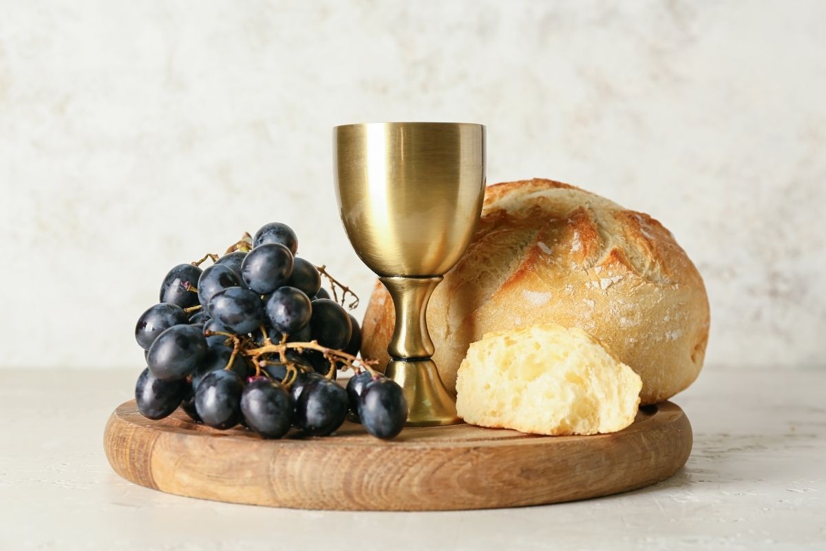 taça de vinho, pão e uvas