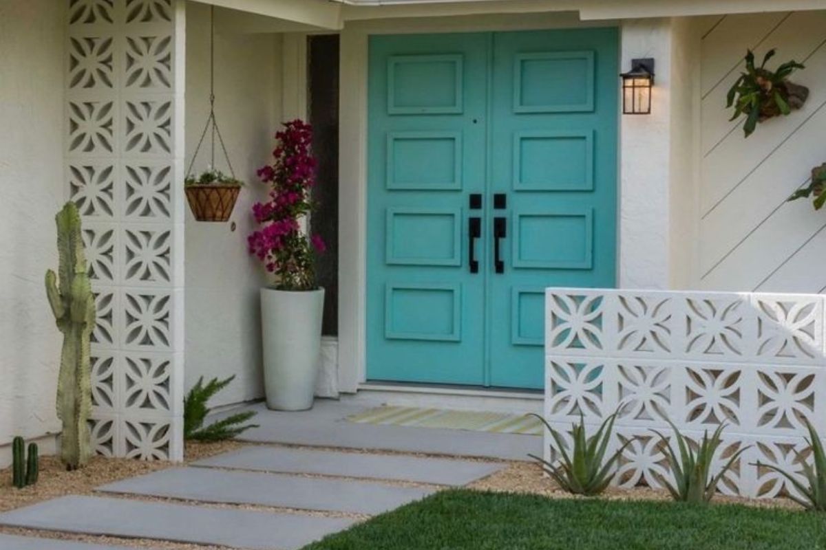 cobogós brancos em casa com porta azul