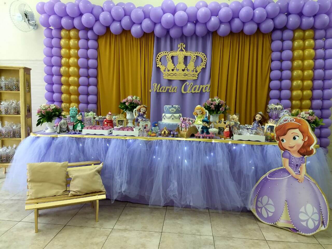 espaço de festa infantil com mesa decorada