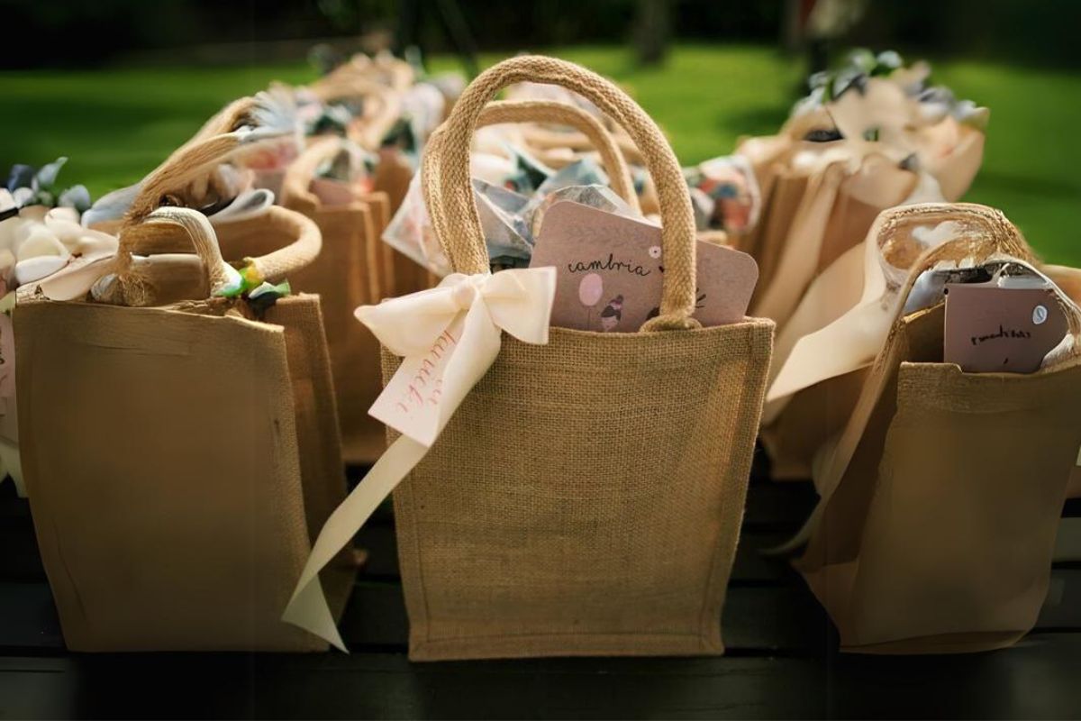 sacolinhas de tecido como lembrancinha de aniversário feminino