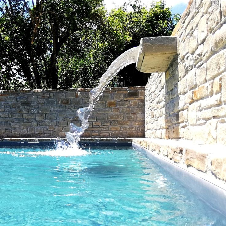 cascata de concreto moldado para piscina