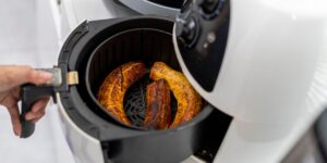 esquentar comida na air fryer