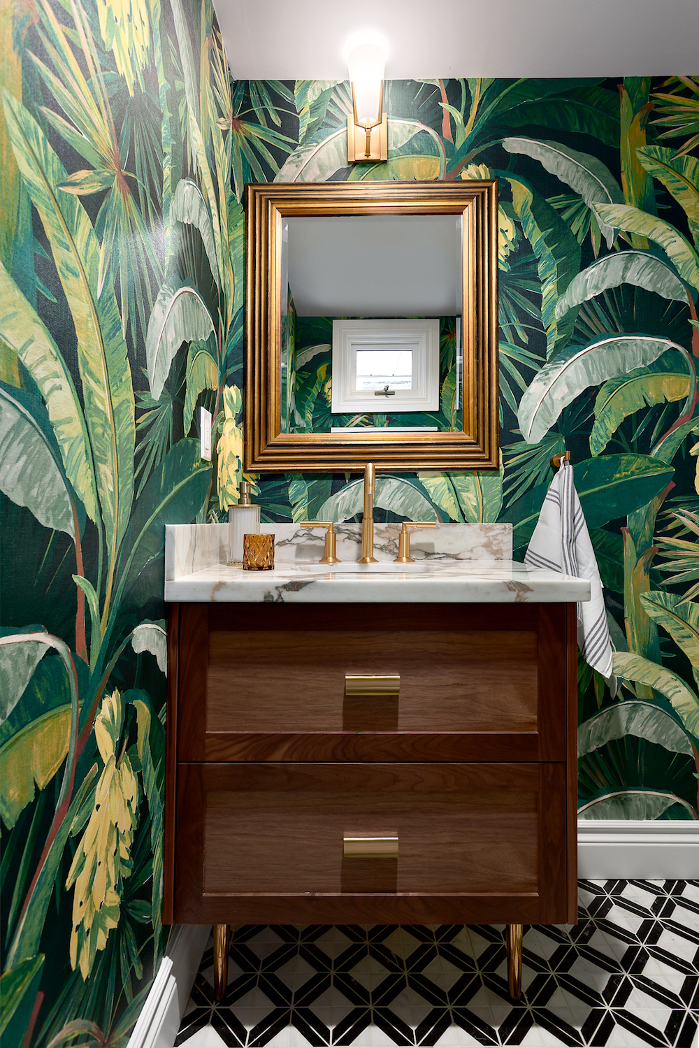 lavabo com papel de parede tropical