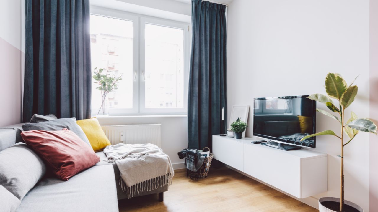 sala pequena com rack de tv branco