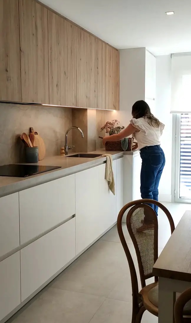 cozinha pequena com móveis brancos e de madeira