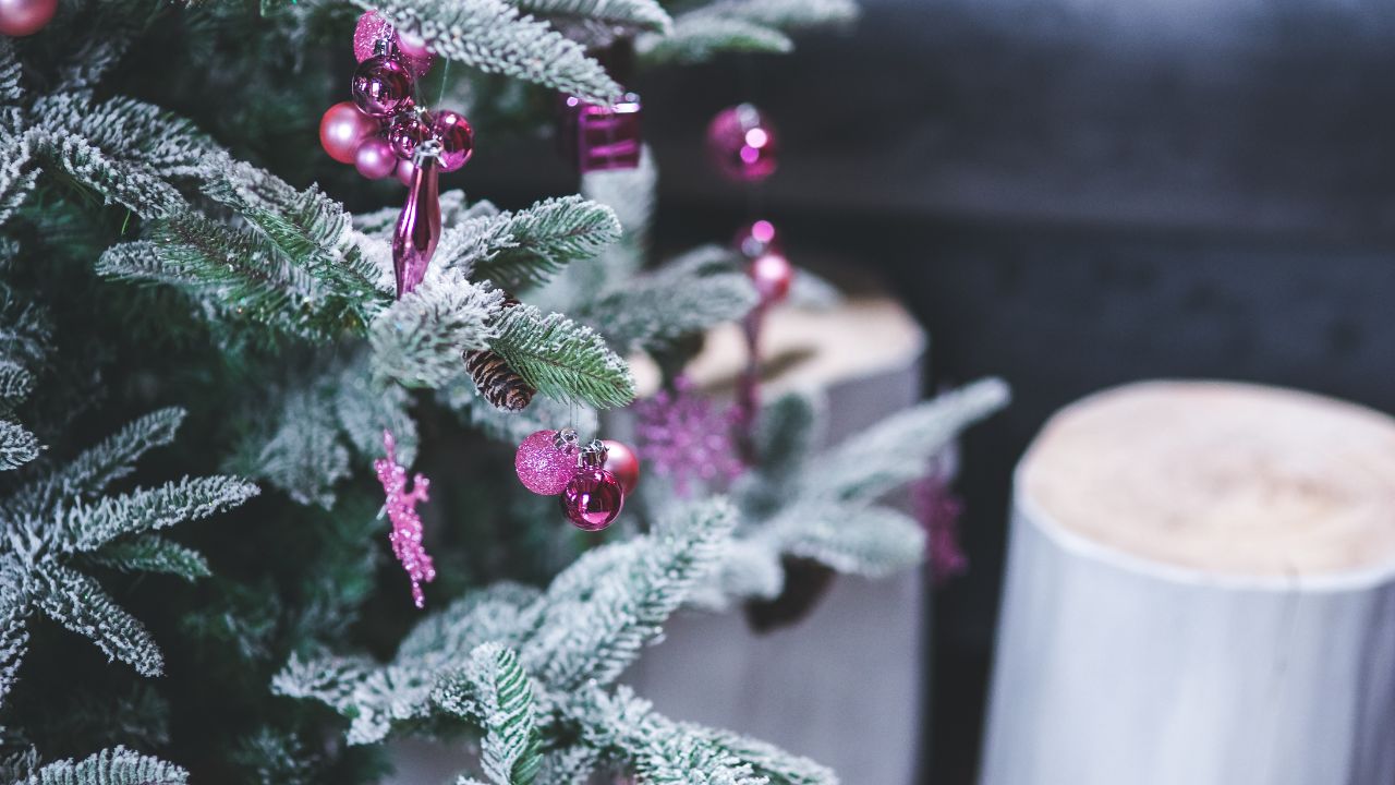 enfeites de árvore de natal em cor rosa