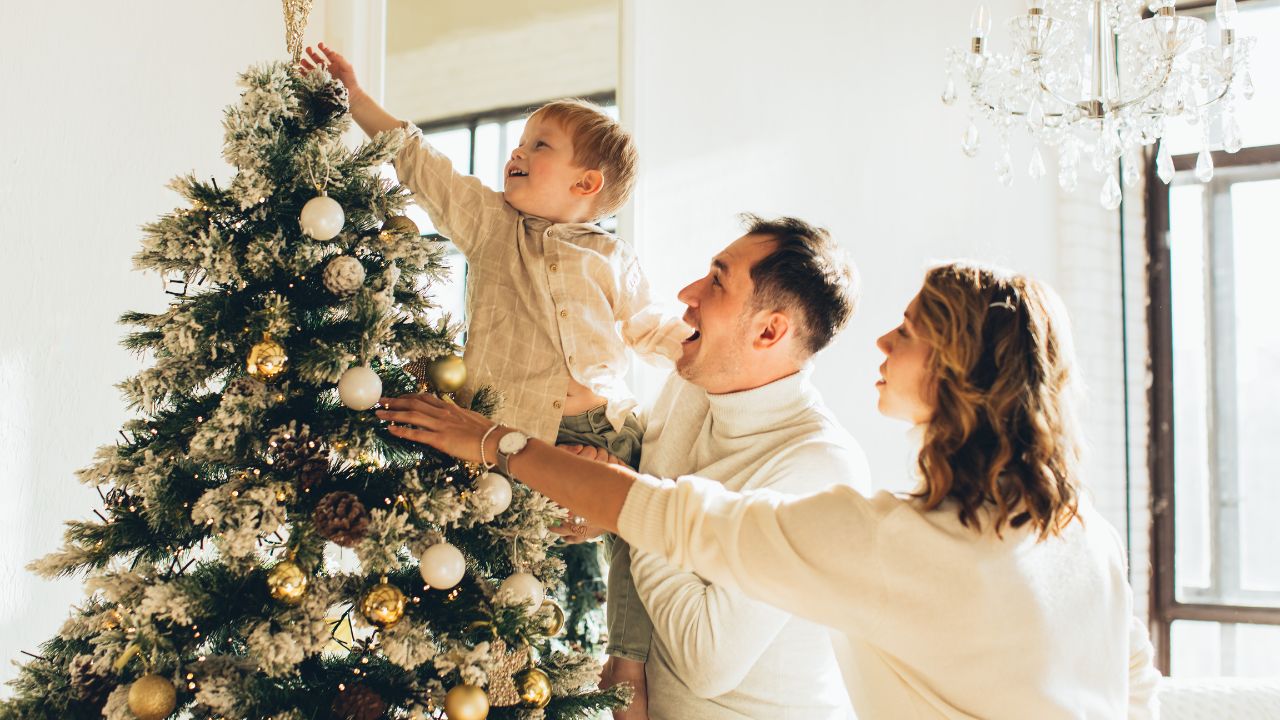 família decorando árvore de natal