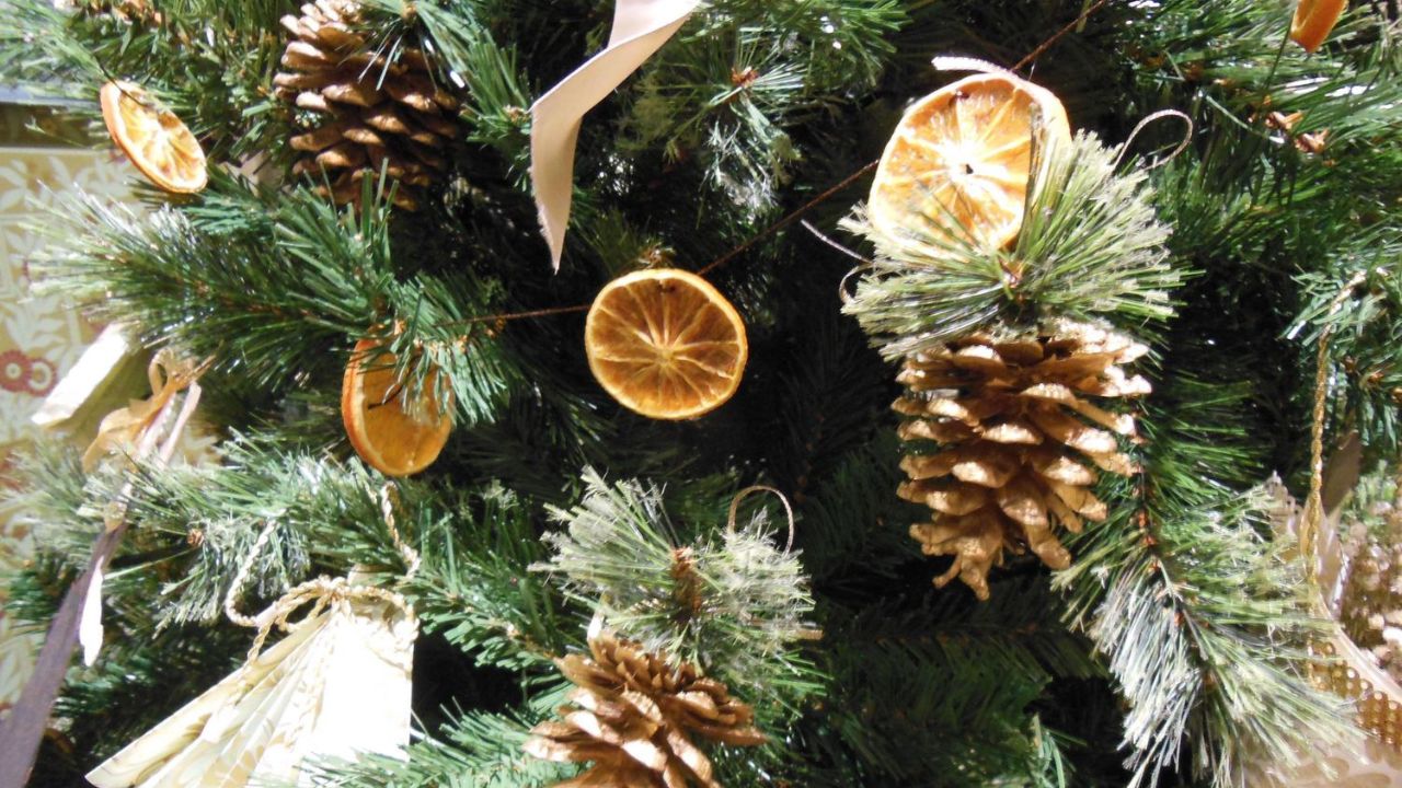 fatias de laranjas secas na decoração da árvore de natal