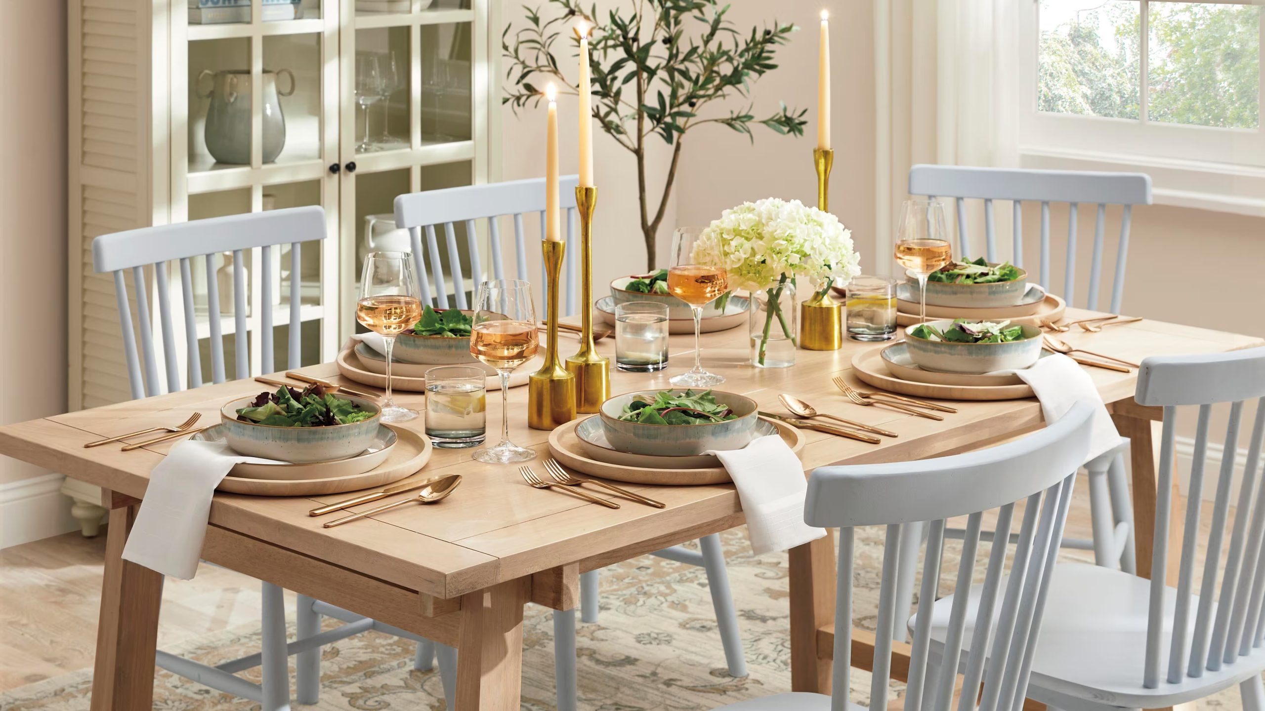 mesa de jantar com velas e flores