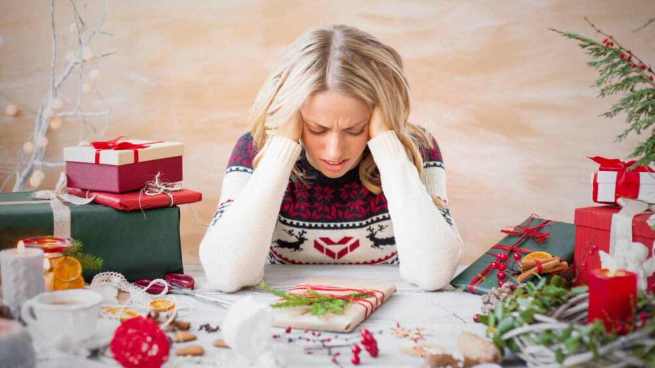 mulher estressada com planejamento de natal