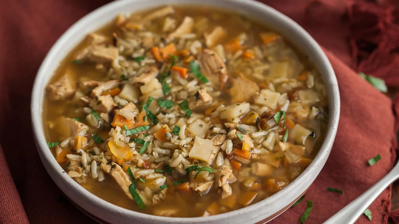 prato de sopa com frango e arroz e tempero lemon pepper