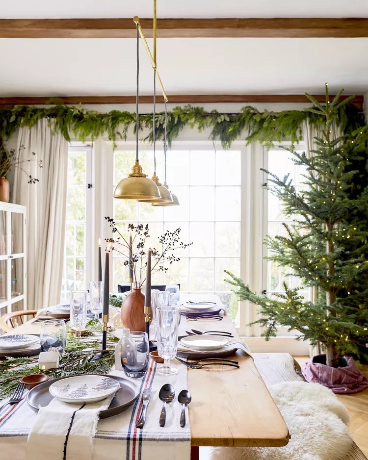 sala e mesa de jantar decoradas para natal